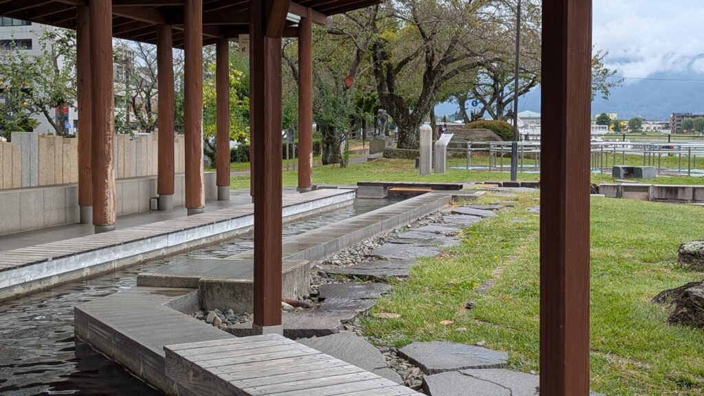 湖畔公園足湯