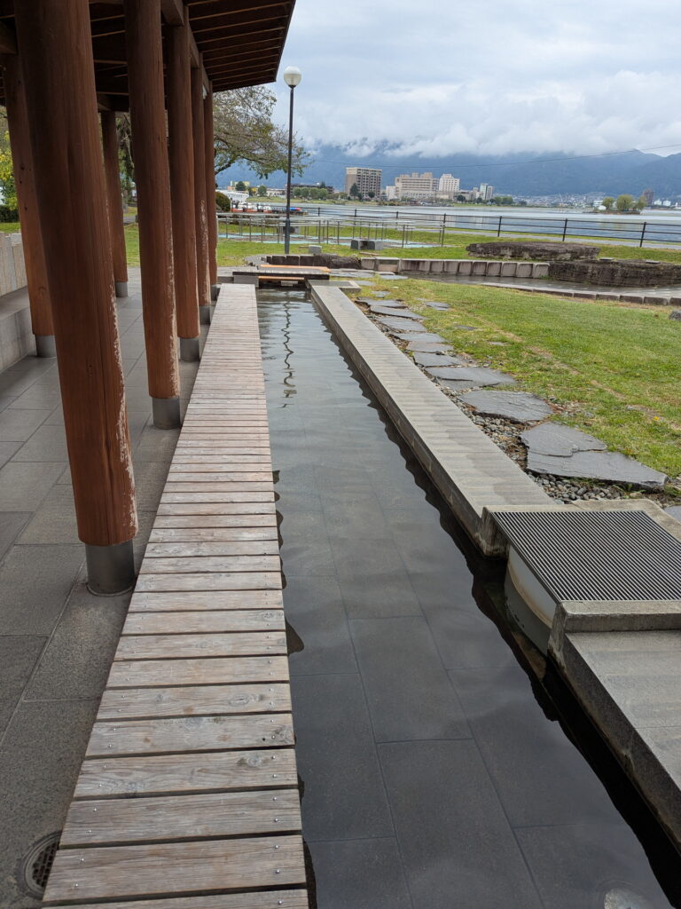 湖畔公園足湯