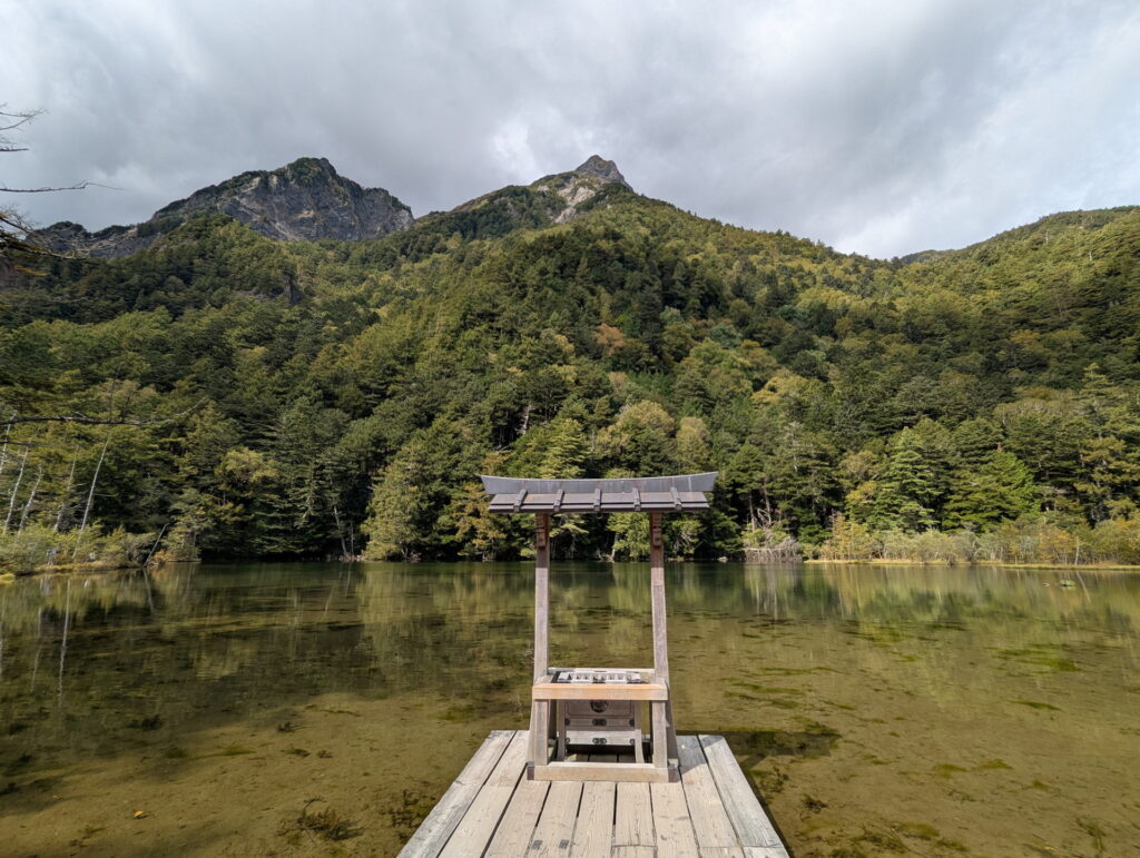 上高地・明神池 嶺宮遥拝所