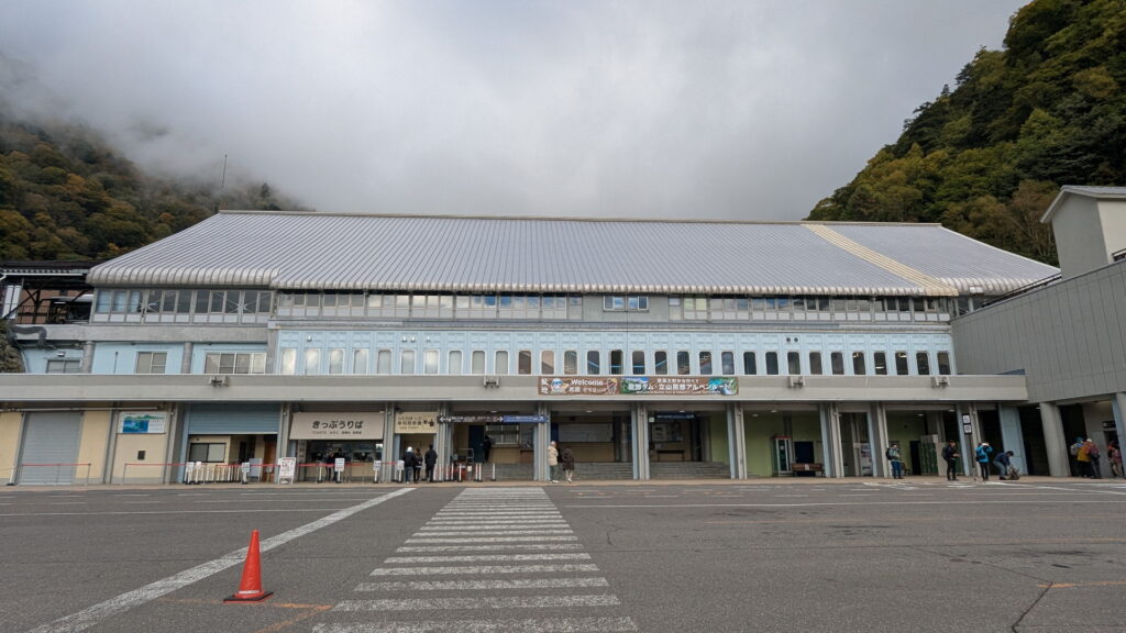 関電トンネル電気バス 扇沢駅